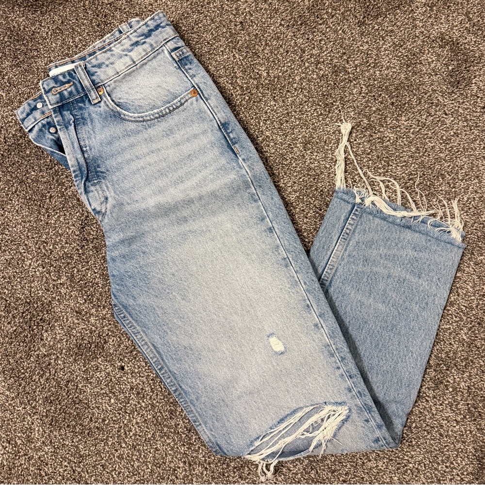 ✨ZARA Women’s Light Wash Distressed Jeans✨